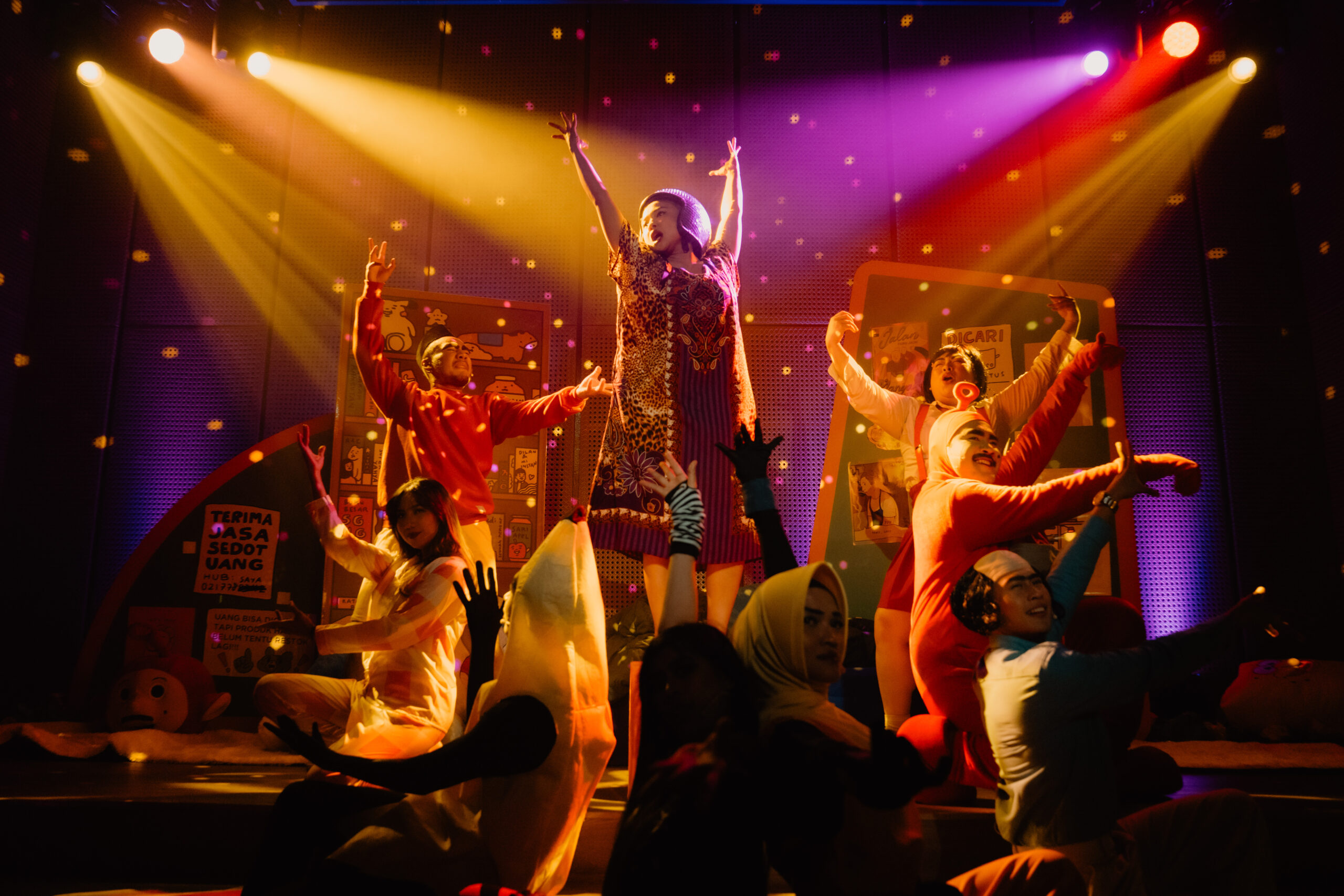 Foto 4 - Aksi cast Musikal Absurd di lagu _Pelan tapi Party_ (1)